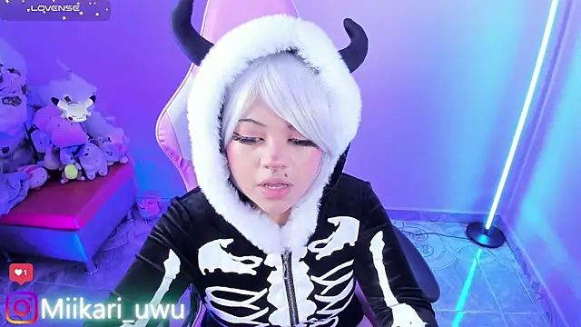 Snapshot of Ahri_Elderwood chatting on 11-16-25, 05:34 Ahri Elderwood online show from 11-16-25, 05:34