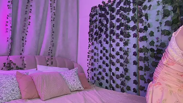 Love is Lola online show from 04-15-26, 12:38