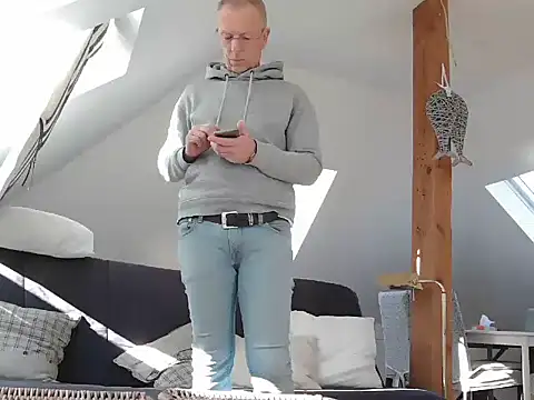 Snapshot of maxmueller321 chatting on 03-18-26, 09:12 maxmueller321 online show from 03-18-26, 09:12