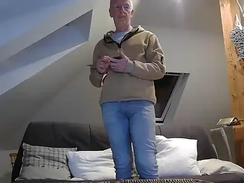 Snapshot of maxmueller321 chatting on 03-03-26, 06:15 maxmueller321 online show from 03-03-26, 06:15