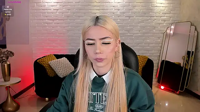 HannaConnor  online show from 11-14-25, 08:23