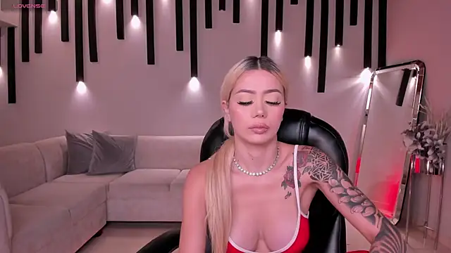 Snapshot of HannaConnor_ chatting on 10-19-25, 06:10 HannaConnor online show from 10-19-25, 06:10