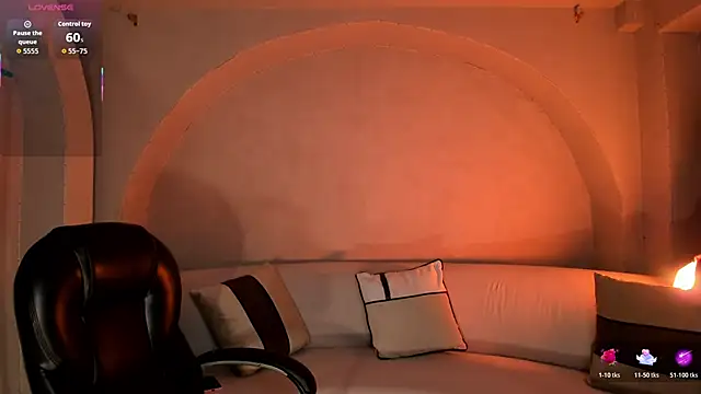 Snapshot of ViolettHansson chatting on 11-21-25, 11:31 ViolettHansson online show from 11-21-25, 11:31