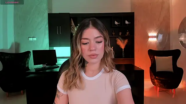 Snapshot of ViolettHansson chatting on 09-29-25, 06:13 ViolettHansson online show from 09-29-25, 06:13