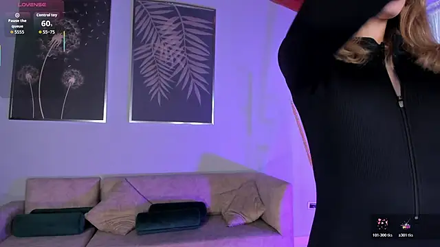 Snapshot of ViolettHansson chatting on 10-27-25, 06:53 ViolettHansson online show from 10-27-25, 06:53