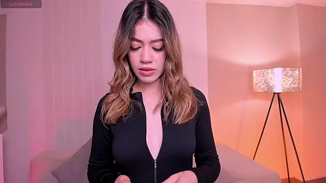 Snapshot of ViolettHansson chatting on 10-31-25, 11:40 ViolettHansson online show from 10-31-25, 11:40