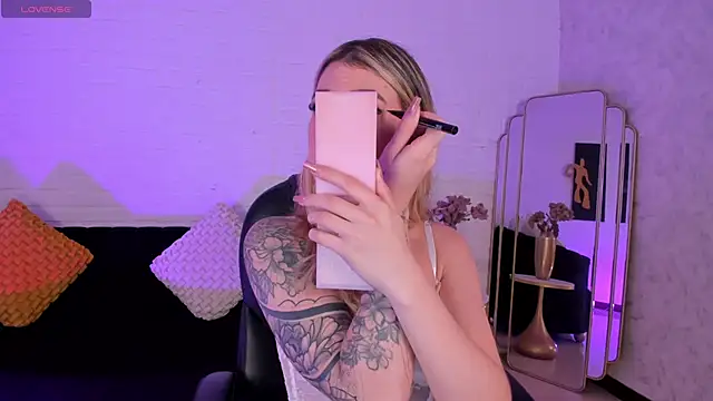 Snapshot of ViolettHansson chatting on 12-02-25, 06:53 ViolettHansson online show from 12-02-25, 06:53