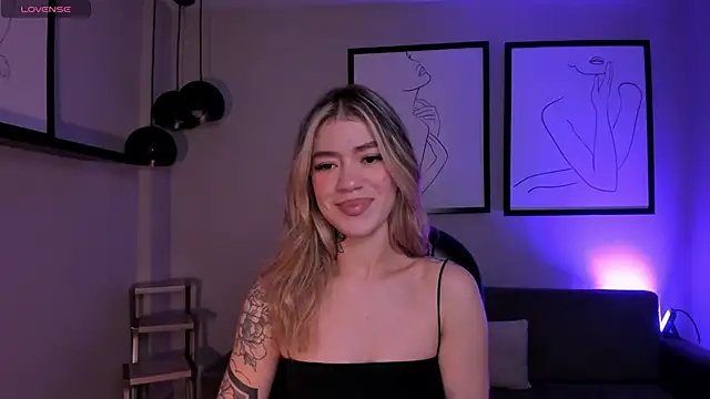 Snapshot of ViolettHansson chatting on 11-15-25, 11:36 ViolettHansson online show from 11-15-25, 11:36