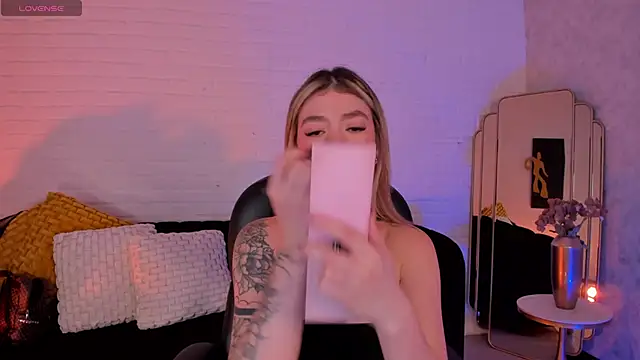 Snapshot of ViolettHansson chatting on 12-04-25, 06:29 ViolettHansson online show from 12-04-25, 06:29