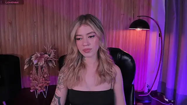 Snapshot of ViolettHansson chatting on 11-12-25, 07:40 ViolettHansson online show from 11-12-25, 07:40