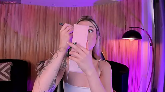 Snapshot of ViolettHansson chatting on 11-13-25, 08:02 ViolettHansson online show from 11-13-25, 08:02