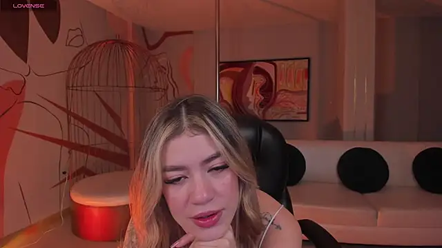 Snapshot of ViolettHansson chatting on 11-22-25, 11:53 ViolettHansson online show from 11-22-25, 11:53