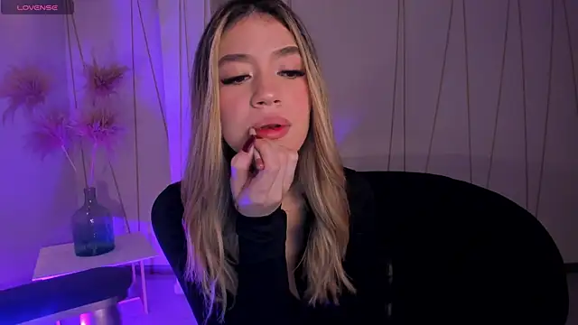 Snapshot of ViolettHansson chatting on 01-09-26, 11:39 ViolettHansson online show from 01-09-26, 11:39