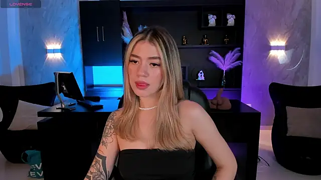 Snapshot of ViolettHansson chatting on 11-25-25, 07:14 ViolettHansson online show from 11-25-25, 07:14