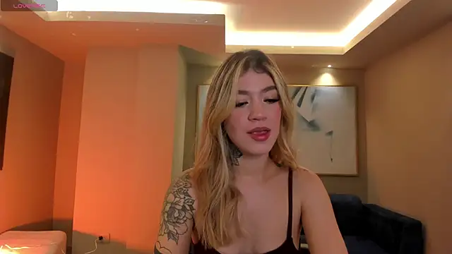 Snapshot of ViolettHansson chatting on 12-20-25, 11:57 ViolettHansson online show from 12-20-25, 11:57