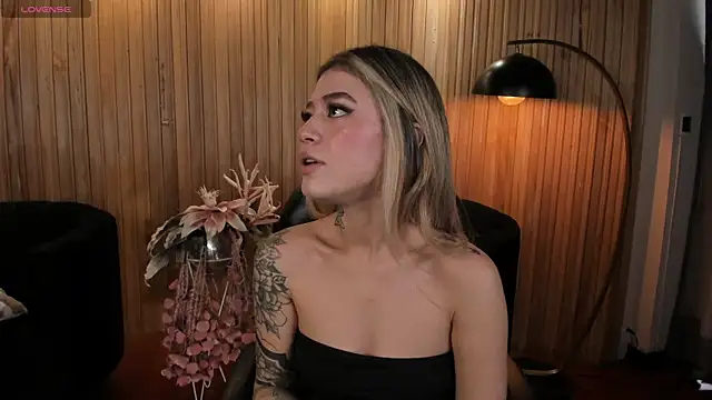 Snapshot of ViolettHansson chatting on 11-10-25, 06:57 ViolettHansson online show from 11-10-25, 06:57