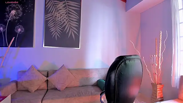 Snapshot of ViolettHansson chatting on 12-15-25, 07:41 ViolettHansson online show from 12-15-25, 07:41