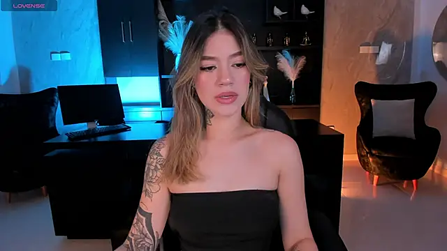 Snapshot of ViolettHansson chatting on 09-30-25, 05:52 ViolettHansson online show from 09-30-25, 05:52