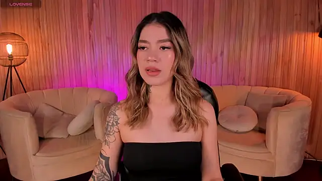 Snapshot of ViolettHansson chatting on 09-21-25, 05:07 ViolettHansson online show from 09-21-25, 05:07