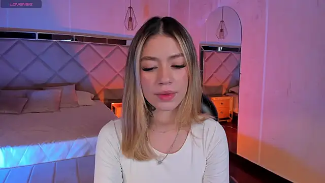 Snapshot of ViolettHansson chatting on 01-15-26, 06:44 ViolettHansson online show from 01-15-26, 06:44