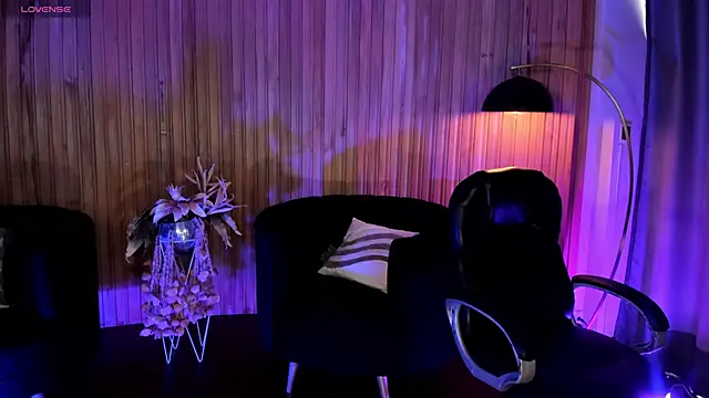 Snapshot of ViolettHansson chatting on 11-11-25, 06:36 ViolettHansson online show from 11-11-25, 06:36