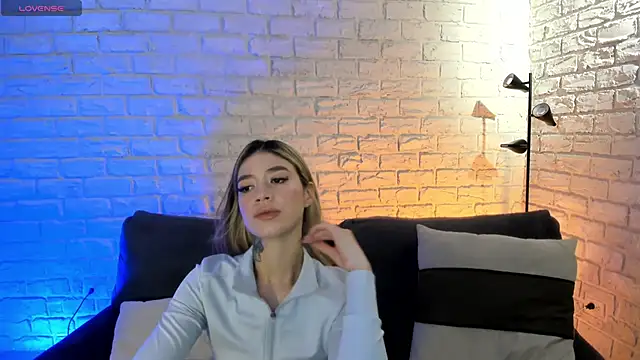 Snapshot of ViolettHansson chatting on 06-16-26, 10:04 ViolettHansson online show from 06-16-26, 10:04
