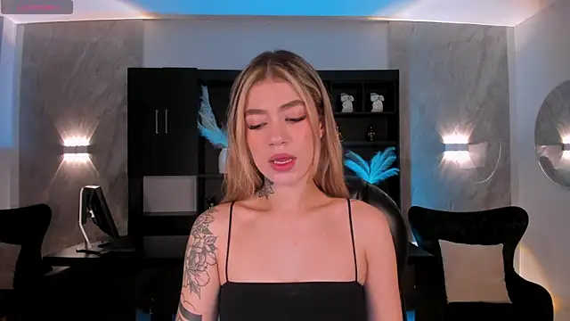 Snapshot of ViolettHansson chatting on 11-16-25, 11:15 ViolettHansson online show from 11-16-25, 11:15