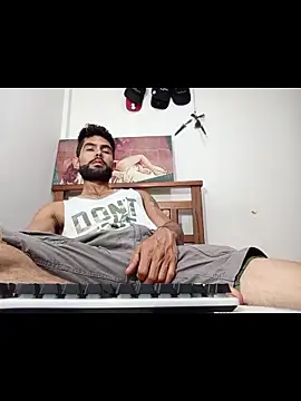 Snapshot of hideonbush051 chatting on 02-19-26, 04:04 hideonbush051 online show from 02-19-26, 04:04