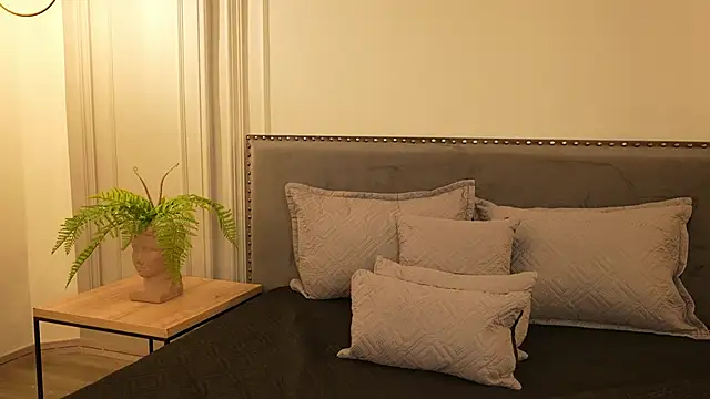 IrisBaker online show from 10-07-25, 09:27