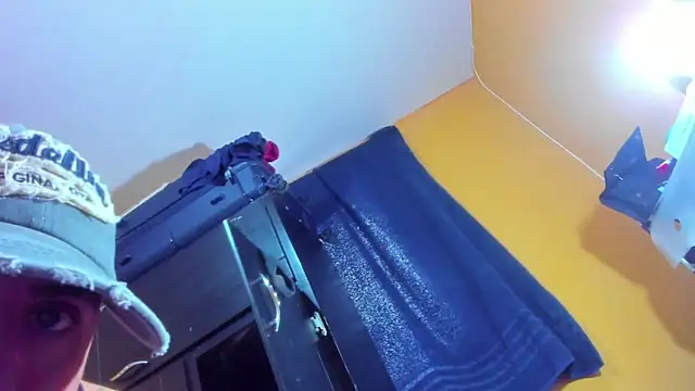 Snapshot of smoker445 chatting on 02-17-26, 08:50 smoker445 online show from 02-17-26, 08:50