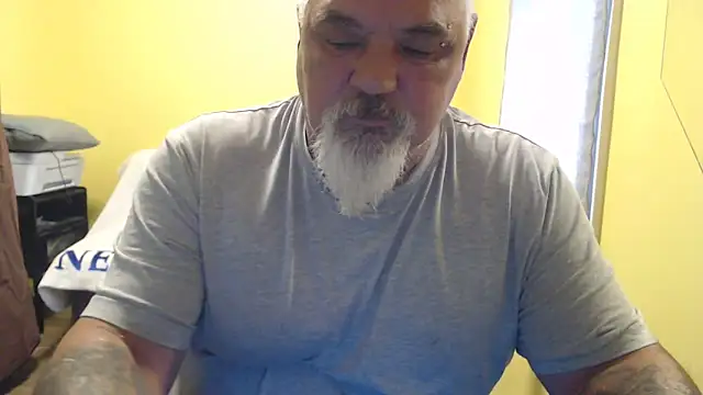 Newfiesausage1972 online show from 11-10-25, 04:23