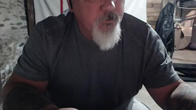 Newfiesausage1972 online show from 11-20-25, 10:38