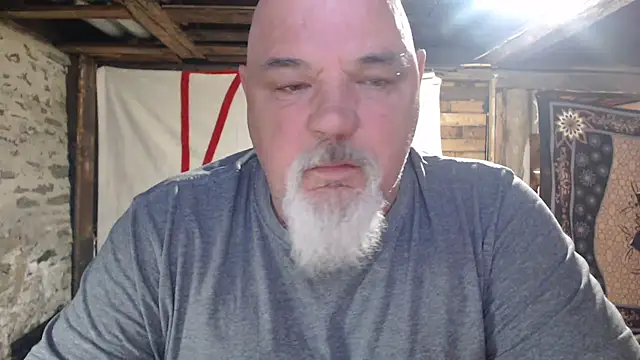 Newfiesausage1972 online show from 05-04-26, 10:40