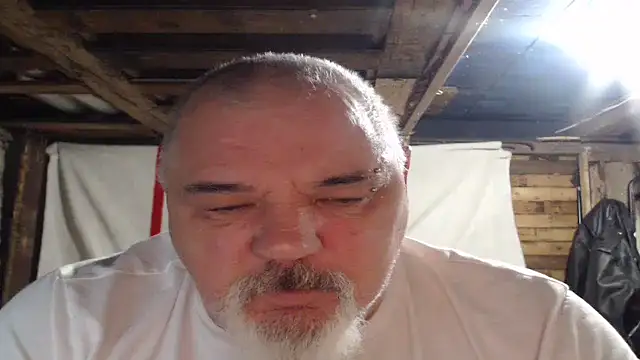 Newfiesausage1972 online show from 12-20-25, 09:56