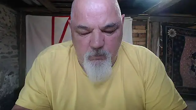 Newfiesausage1972 online show from 04-23-26, 03:02