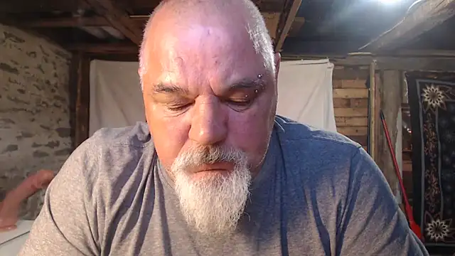 Newfiesausage1972 online show from 05-21-26, 03:42
