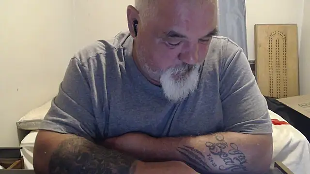 Newfiesausage1972 online show from 09-25-25, 02:23