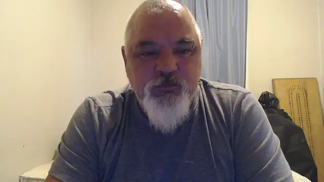 Newfiesausage1972 online show from 10-04-25, 12:39