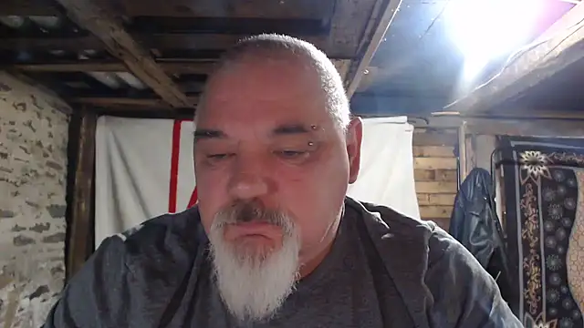 Newfiesausage1972 online show from 12-14-25, 10:21