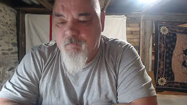 Newfiesausage1972 online show from 04-11-26, 07:56