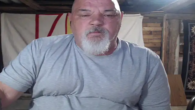 Newfiesausage1972 online show from 06-07-26, 09:47