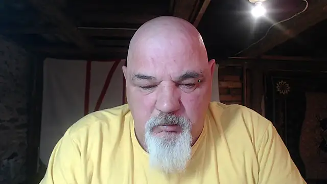 Newfiesausage1972 online show from 03-25-26, 10:08