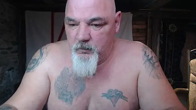 Newfiesausage1972 online show from 04-02-26, 06:03