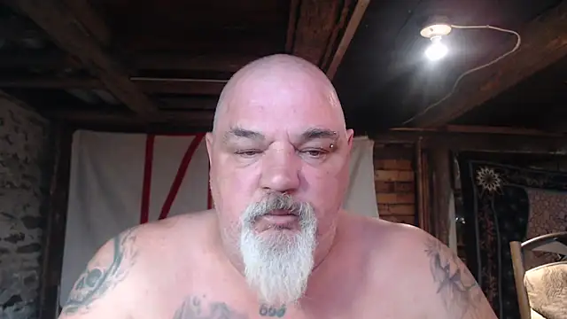 Newfiesausage1972 online show from 04-03-26, 11:22