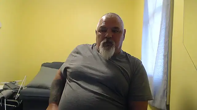 Newfiesausage1972 online show from 11-06-25, 01:48