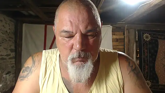 Newfiesausage1972 online show from 06-23-26, 08:01