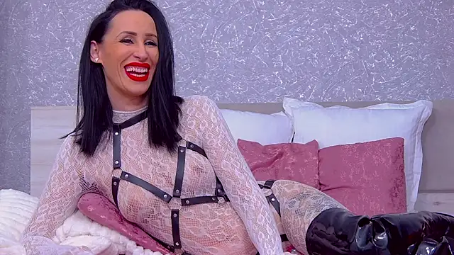 EmmaDevereaux online show from 12-18-25, 06:07