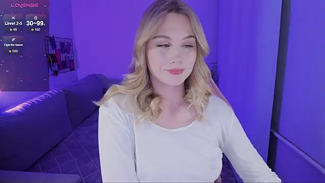 Snapshot of Honey_blonde chatting on 10-07-25, 09:16 Honey blonde online show from 10-07-25, 09:16