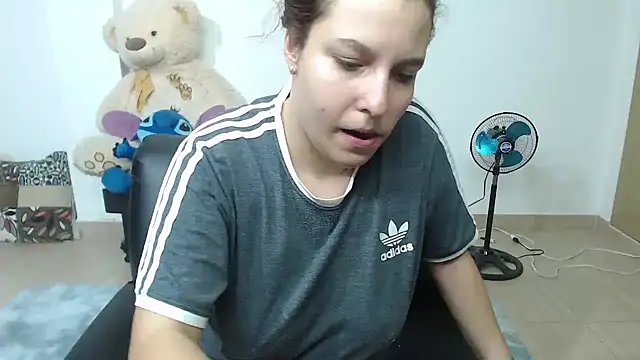 Snapshot of alexia_87 chatting on 03-08-25, 12:00 alexia 87 online show from 03-08-25, 12:00