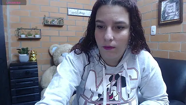 Snapshot of alexia_87 chatting on 09-12-25, 01:39 alexia 87 online show from 09-12-25, 01:39